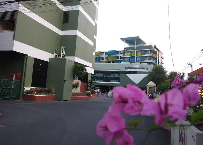 Ratchada Hotel 3*